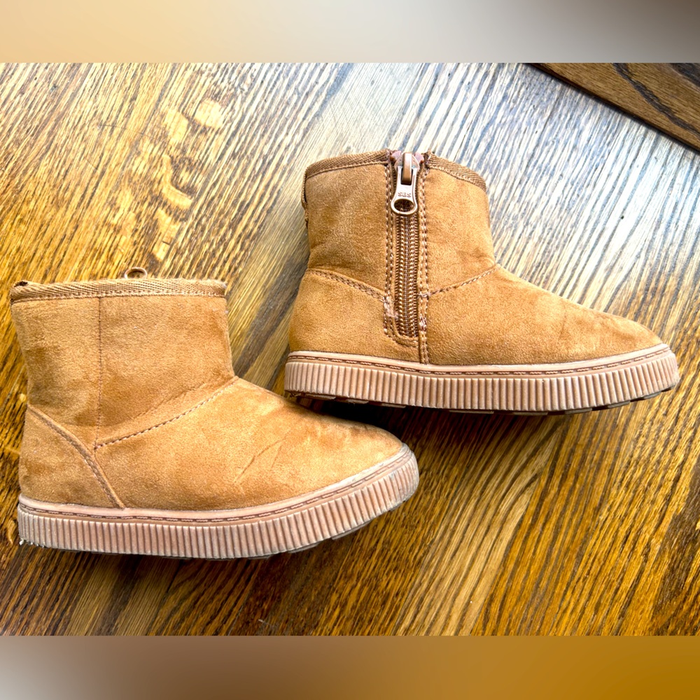 Toddler girls brown shearling boots with zipper. Size 8.